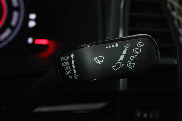 Škoda Karoq 1.5 TSI ACT Sportline Business (PANORAMADAK, DIGITALE COCKPIT, ACHTERUITRIJCAMERA, STOELVERWARMING, CRUISE ADAPTIEF)