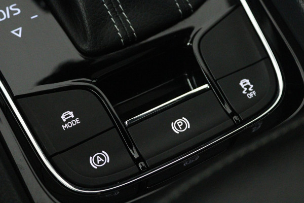 Škoda Karoq 1.5 TSI ACT Sportline Business (PANORAMADAK, DIGITALE COCKPIT, ACHTERUITRIJCAMERA, STOELVERWARMING, CRUISE ADAPTIEF)