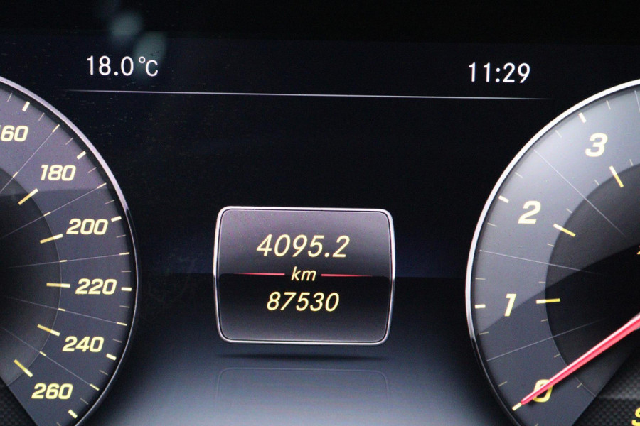 Mercedes-Benz E-Klasse 200 Business Solution AMG (STOELVERWARMING, ACHTERUITRIJCAMERA, SFEERVERLICHTING, PARKEERSENSOREN)