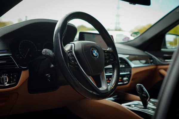 BMW 5 Serie 530e iPerformance High Executive / Adaptive / HUD / Comfortstoelen / Drive Assist Pro