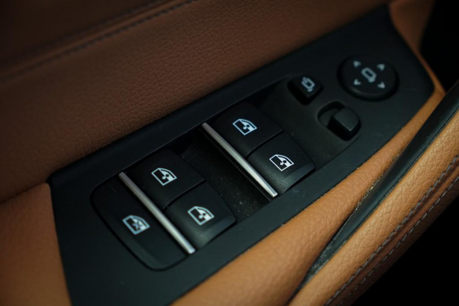 BMW 5 Serie 530e iPerformance High Executive / Adaptive / HUD / Comfortstoelen / Drive Assist Pro