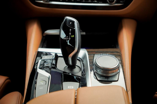 BMW 5 Serie 530e iPerformance High Executive / Adaptive / HUD / Comfortstoelen / Drive Assist Pro