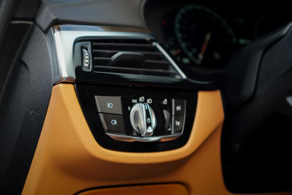 BMW 5 Serie 530e iPerformance High Executive / Adaptive / HUD / Comfortstoelen / Drive Assist Pro