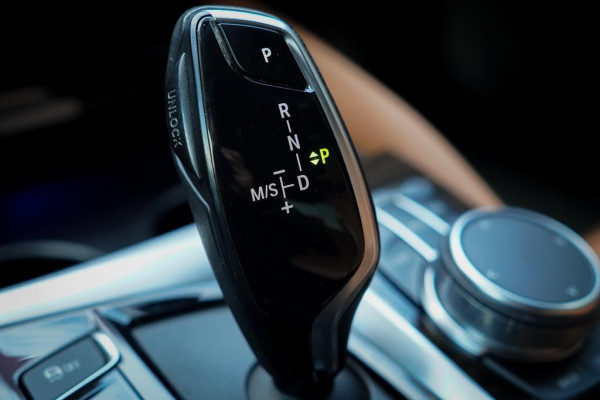 BMW 5 Serie 530e iPerformance High Executive / Adaptive / HUD / Comfortstoelen / Drive Assist Pro