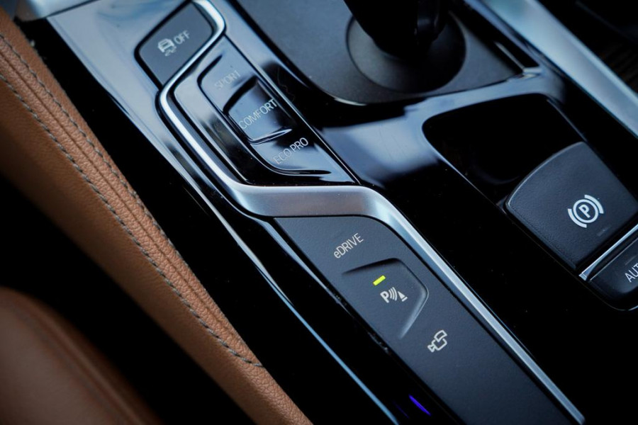 BMW 5 Serie 530e iPerformance High Executive / Adaptive / HUD / Comfortstoelen / Drive Assist Pro