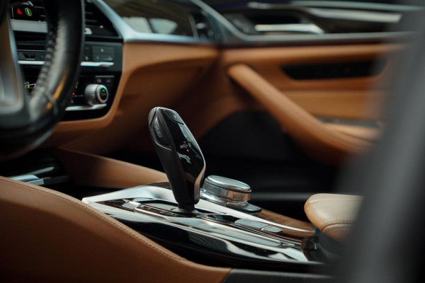 BMW 5 Serie 530e iPerformance High Executive / Adaptive / HUD / Comfortstoelen / Drive Assist Pro