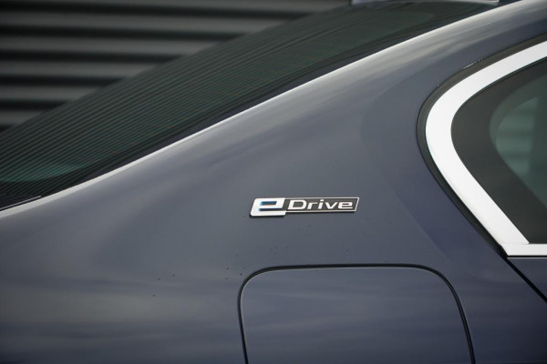 BMW 5 Serie 530e iPerformance High Executive / Adaptive / HUD / Comfortstoelen / Drive Assist Pro