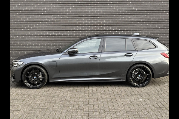 BMW 3 Serie Touring 330e High Executive M Sport Pakket Automaat / Panoramadak / Live Cockpit Professional / Stoelverwarming / Laser Light / 20" / M Performance Pack / Head-Up Display / Shadow Line / Extra Getint Glas