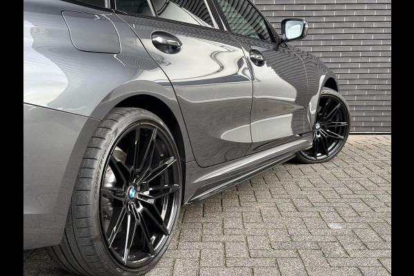 BMW 3 Serie Touring 330e High Executive M Sport Pakket Automaat / Panoramadak / Live Cockpit Professional / Stoelverwarming / Laser Light / 20" / M Performance Pack / Head-Up Display / Shadow Line / Extra Getint Glas