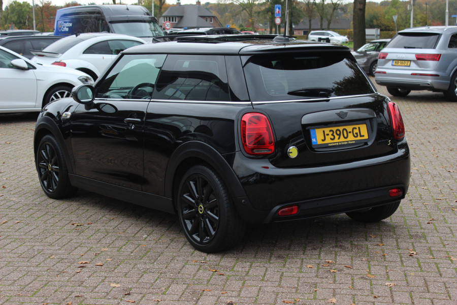 MINI Mini Electric Yours 33 kWh / SoH 95.5% / Full option! / Panoramadak / Camera / Head-up / Leder / Harman Kardon / Keyless / 17'' / CarPlay / Stoelverwarming / Matrix LED / DAB / Cruise Control