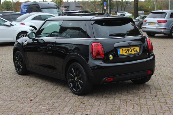 MINI Mini Electric Yours 33 kWh / SoH 95.5% / Full option! / Panoramadak / Camera / Head-up / Leder / Harman Kardon / Keyless / 17'' / CarPlay / Stoelverwarming / Matrix LED / DAB / Cruise Control