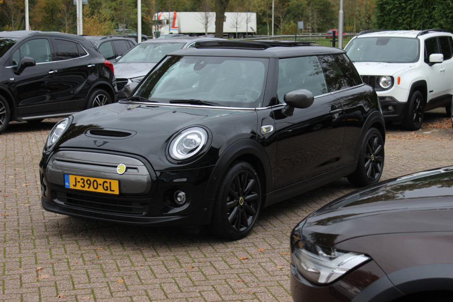 MINI Mini Electric Yours 33 kWh / SoH 95.5% / Full option! / Panoramadak / Camera / Head-up / Leder / Harman Kardon / Keyless / 17'' / CarPlay / Stoelverwarming / Matrix LED / DAB / Cruise Control