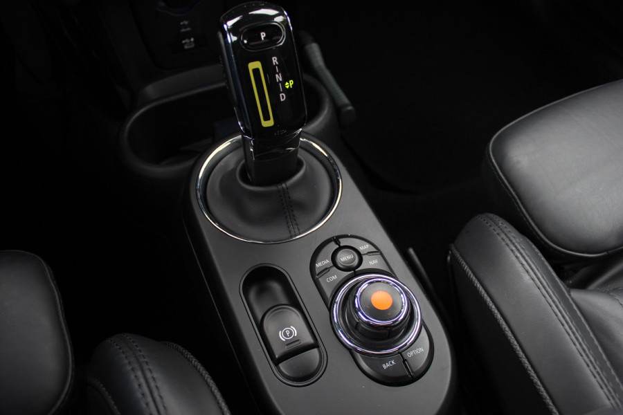 MINI Mini Electric Yours 33 kWh / SoH 95.5% / Full option! / Panoramadak / Camera / Head-up / Leder / Harman Kardon / Keyless / 17'' / CarPlay / Stoelverwarming / Matrix LED / DAB / Cruise Control