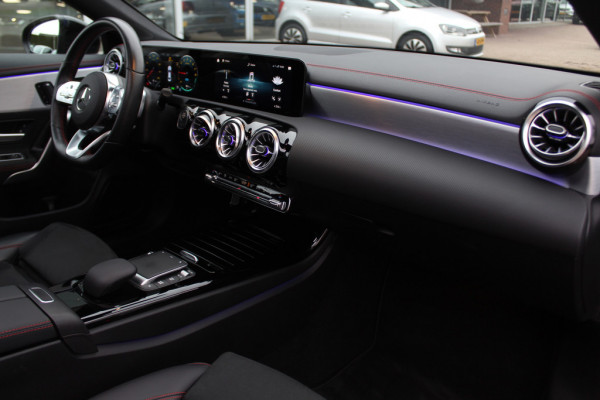 Mercedes-Benz CLA-Klasse Shooting Brake 200 Business Solution AMG / Panoramadak / Camera / Memory seats / Keyless / 18'' / Matrix LED / Navigatie / Stoelverwarming / Cruise Control