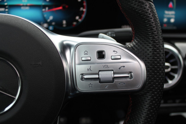 Mercedes-Benz CLA-Klasse Shooting Brake 200 Business Solution AMG / Panoramadak / Camera / Memory seats / Keyless / 18'' / Matrix LED / Navigatie / Stoelverwarming / Cruise Control