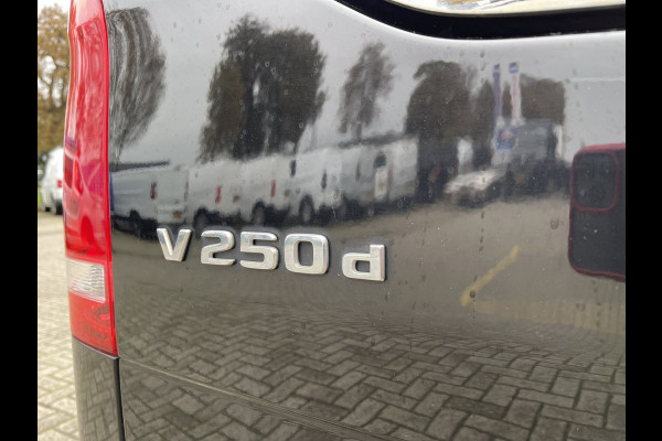 Mercedes-Benz V-Klasse 250d 190pk automaat Lang L2H1 DC 5 persoons Avantgarde / vaste prijs rijklaar € 39.950 marge / lease vanaf € 652 / zwart leer / electrische schuifdeuren / zwart metallic / burmester