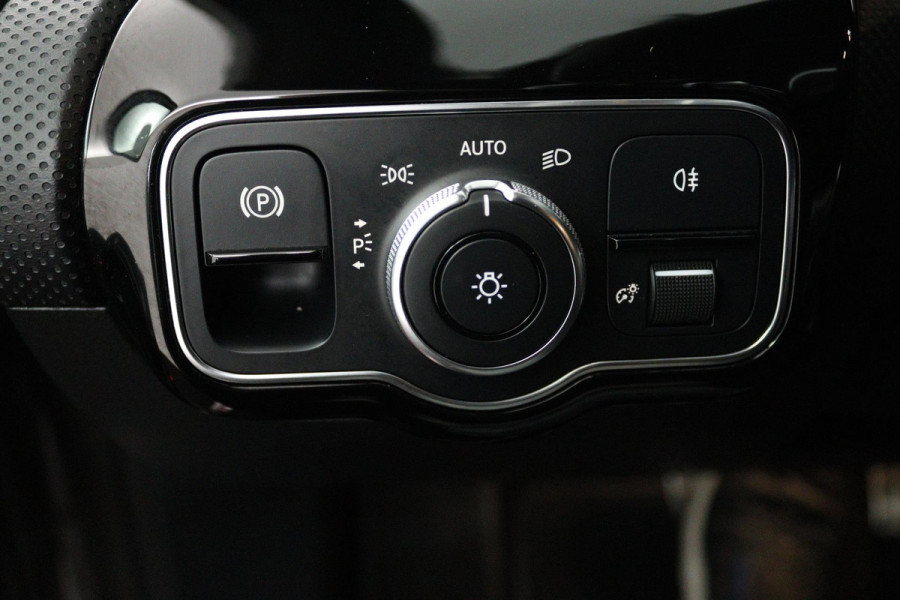 Mercedes-Benz A-Klasse 200 Business Solution AMG (STOELVERWARMING, ACHTERUITRIJCAMERA, PARKEERSENSOREN)