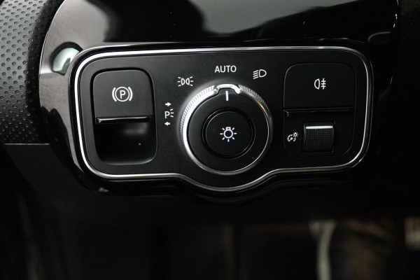 Mercedes-Benz A-Klasse 200 Business Solution AMG (STOELVERWARMING, ACHTERUITRIJCAMERA, PARKEERSENSOREN)