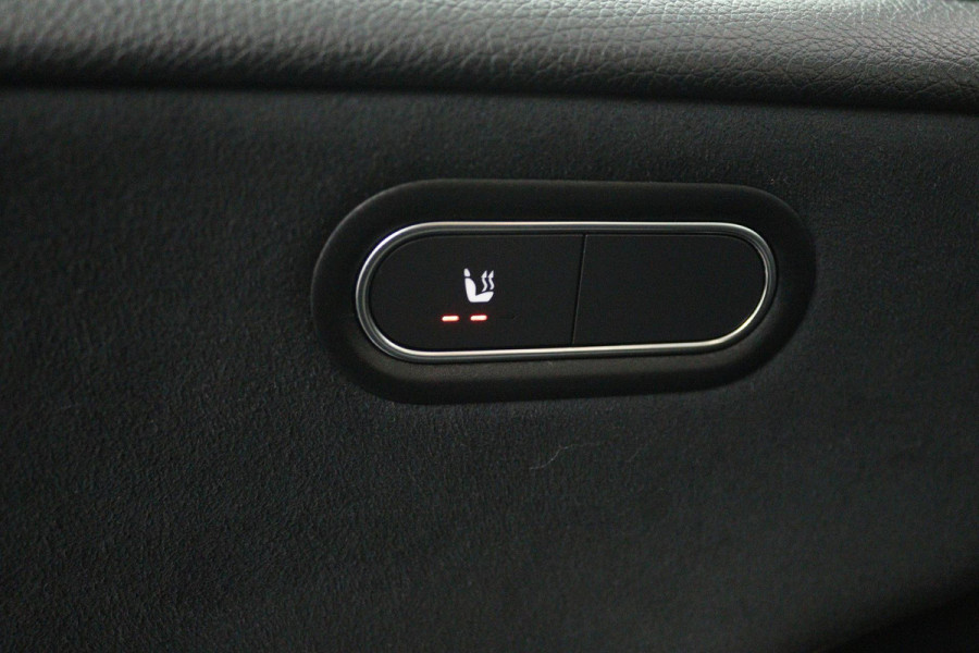 Mercedes-Benz A-Klasse 200 Business Solution AMG (STOELVERWARMING, ACHTERUITRIJCAMERA, PARKEERSENSOREN)