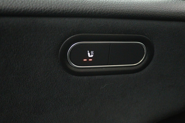 Mercedes-Benz A-Klasse 200 Business Solution AMG (STOELVERWARMING, ACHTERUITRIJCAMERA, PARKEERSENSOREN)