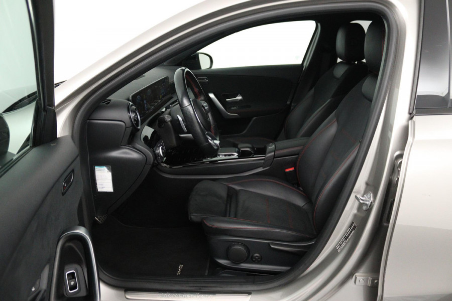 Mercedes-Benz A-Klasse 200 Business Solution AMG (STOELVERWARMING, ACHTERUITRIJCAMERA, PARKEERSENSOREN)