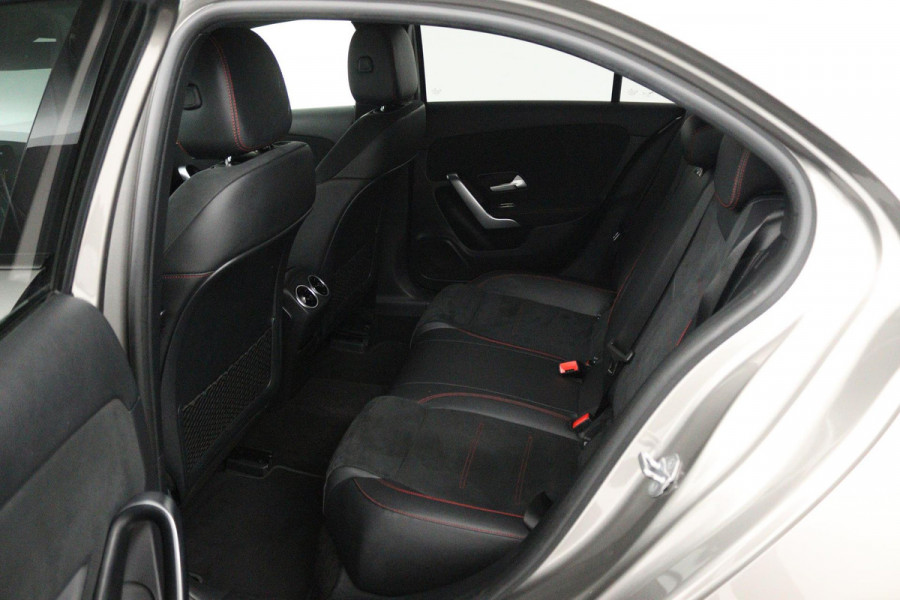 Mercedes-Benz A-Klasse 200 Business Solution AMG (STOELVERWARMING, ACHTERUITRIJCAMERA, PARKEERSENSOREN)