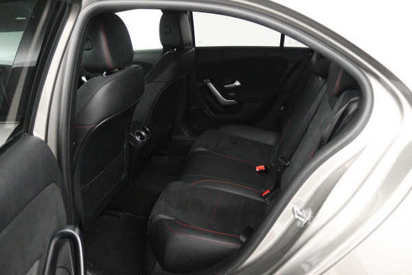 Mercedes-Benz A-Klasse 200 Business Solution AMG (STOELVERWARMING, ACHTERUITRIJCAMERA, PARKEERSENSOREN)