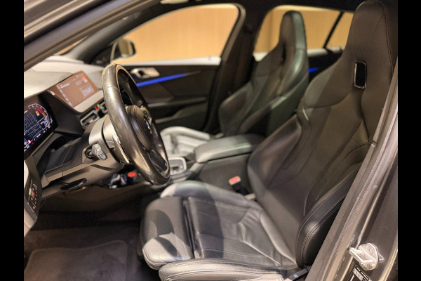BMW 1-serie M135i xDrive High Executive PANO|M-Sport|HarmanCardon|HUD|Carplay|Stoel&Stuur verwarming|Keyless|Virtual Dash|ACC