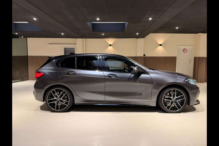 BMW 1-serie M135i xDrive High Executive PANO|M-Sport|HarmanCardon|HUD|Carplay|Stoel&Stuur verwarming|Keyless|Virtual Dash|ACC