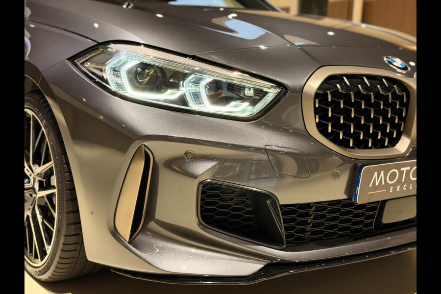 BMW 1-serie M135i xDrive High Executive PANO|M-Sport|HarmanCardon|HUD|Carplay|Stoel&Stuur verwarming|Keyless|Virtual Dash|ACC