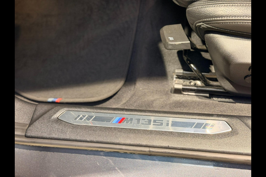 BMW 1-serie M135i xDrive High Executive PANO|M-Sport|HarmanCardon|HUD|Carplay|Stoel&Stuur verwarming|Keyless|Virtual Dash|ACC
