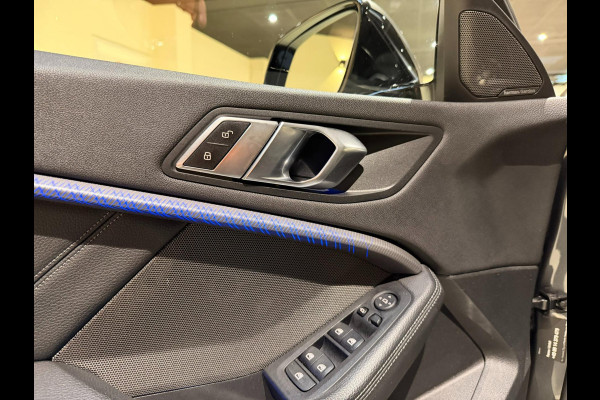 BMW 1-serie M135i xDrive High Executive PANO|M-Sport|HarmanCardon|HUD|Carplay|Stoel&Stuur verwarming|Keyless|Virtual Dash|ACC