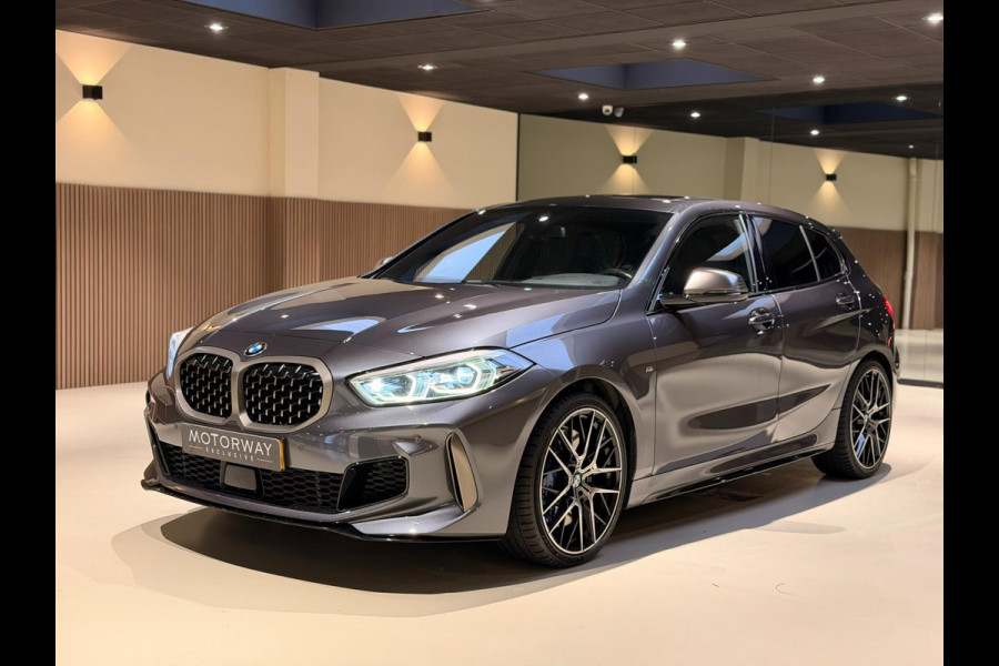 BMW 1-serie M135i xDrive High Executive PANO|M-Sport|HarmanCardon|HUD|Carplay|Stoel&Stuur verwarming|Keyless|Virtual Dash|ACC