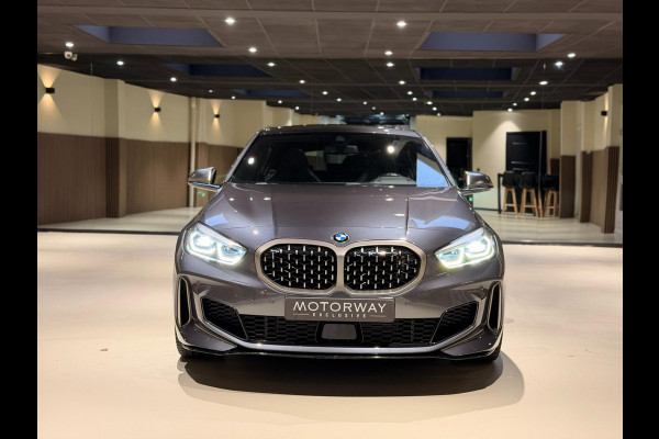 BMW 1-serie M135i xDrive High Executive PANO|M-Sport|HarmanCardon|HUD|Carplay|Stoel&Stuur verwarming|Keyless|Virtual Dash|ACC