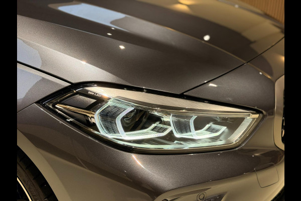 BMW 1-serie M135i xDrive High Executive PANO|M-Sport|HarmanCardon|HUD|Carplay|Stoel&Stuur verwarming|Keyless|Virtual Dash|ACC