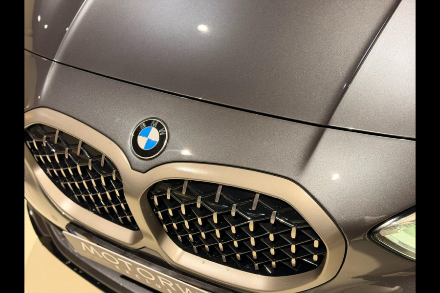 BMW 1-serie M135i xDrive High Executive PANO|M-Sport|HarmanCardon|HUD|Carplay|Stoel&Stuur verwarming|Keyless|Virtual Dash|ACC