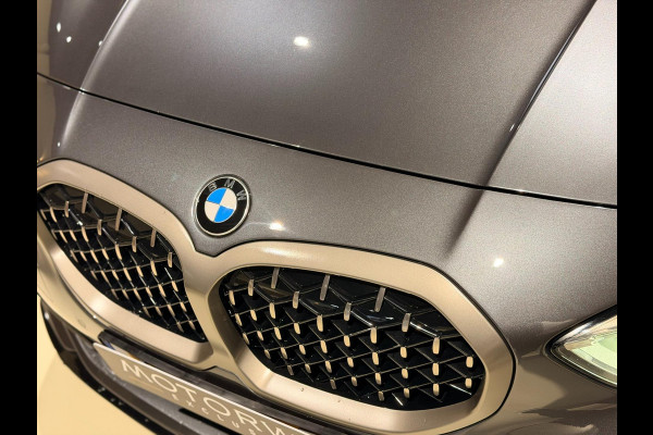 BMW 1-serie M135i xDrive High Executive PANO|M-Sport|HarmanCardon|HUD|Carplay|Stoel&Stuur verwarming|Keyless|Virtual Dash|ACC