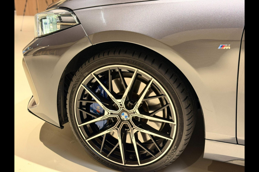 BMW 1-serie M135i xDrive High Executive PANO|M-Sport|HarmanCardon|HUD|Carplay|Stoel&Stuur verwarming|Keyless|Virtual Dash|ACC