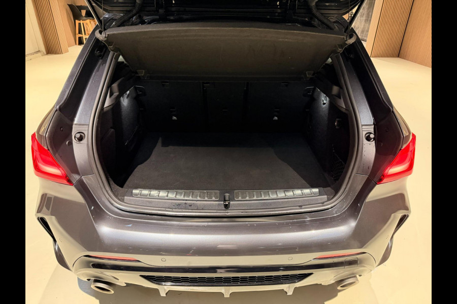 BMW 1-serie M135i xDrive High Executive PANO|M-Sport|HarmanCardon|HUD|Carplay|Stoel&Stuur verwarming|Keyless|Virtual Dash|ACC