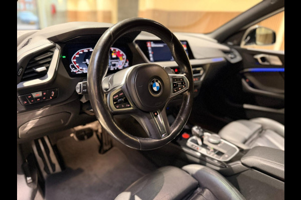 BMW 1-serie M135i xDrive High Executive PANO|M-Sport|HarmanCardon|HUD|Carplay|Stoel&Stuur verwarming|Keyless|Virtual Dash|ACC