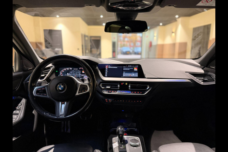 BMW 1-serie M135i xDrive High Executive PANO|M-Sport|HarmanCardon|HUD|Carplay|Stoel&Stuur verwarming|Keyless|Virtual Dash|ACC