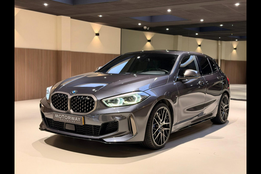 BMW 1-serie M135i xDrive High Executive PANO|M-Sport|HarmanCardon|HUD|Carplay|Stoel&Stuur verwarming|Keyless|Virtual Dash|ACC