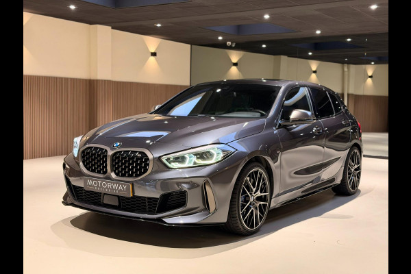 BMW 1-serie M135i xDrive High Executive PANO|M-Sport|HarmanCardon|HUD|Carplay|Stoel&Stuur verwarming|Keyless|Virtual Dash|ACC