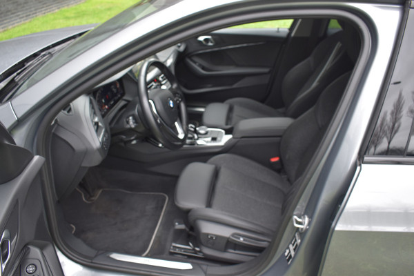BMW 1-serie 118i Sport Line 1.5 100kW Automaat/Navigatie/carplay/stoelverwarming/btw auto