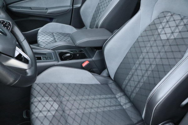 Volkswagen Golf 1.5 eTSI R-Line | 3X R-Line | PANO | IQ.Light | VOL!