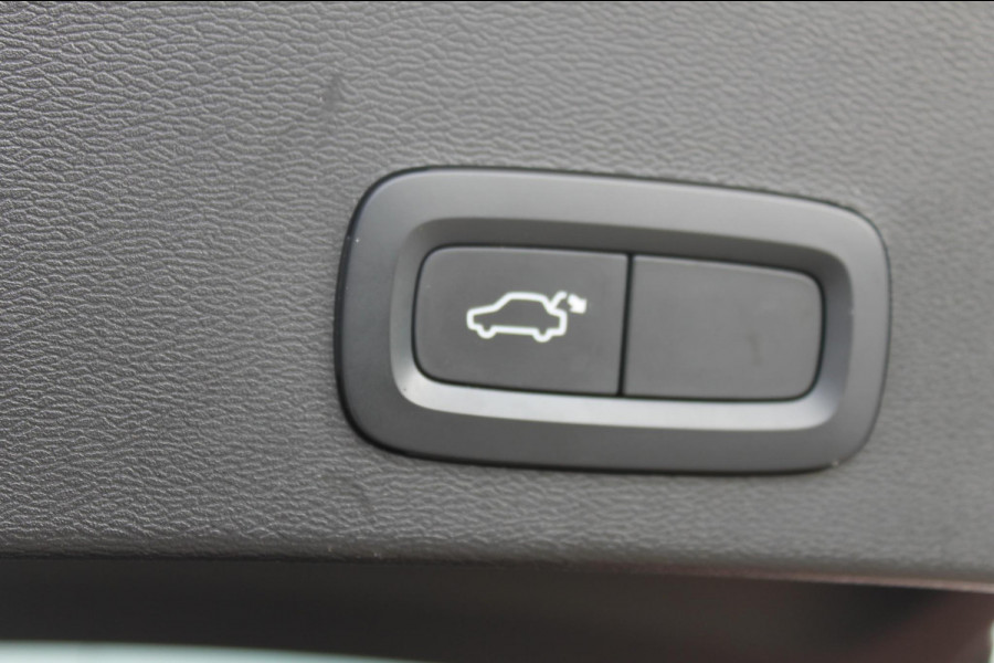 Volvo XC40 T3 163PK automaat Momentum Pro / Climate Control/ Cruise control/ elektrische achterklep/ Bluetooth/ Apple carplay/ Drive mode/ Parkeersensoren met camera/ Navigatie