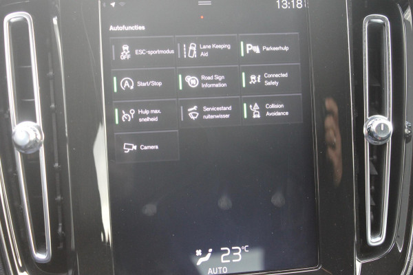 Volvo XC40 T3 163PK automaat Momentum Pro / Climate Control/ Cruise control/ elektrische achterklep/ Bluetooth/ Apple carplay/ Drive mode/ Parkeersensoren met camera/ Navigatie