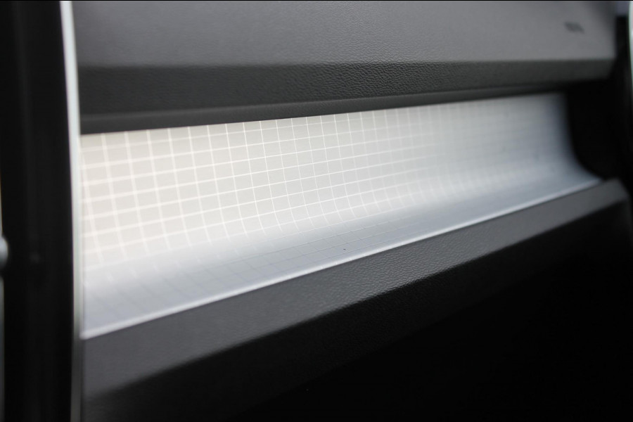 Volvo XC40 T3 163PK automaat Momentum Pro / Climate Control/ Cruise control/ elektrische achterklep/ Bluetooth/ Apple carplay/ Drive mode/ Parkeersensoren met camera/ Navigatie