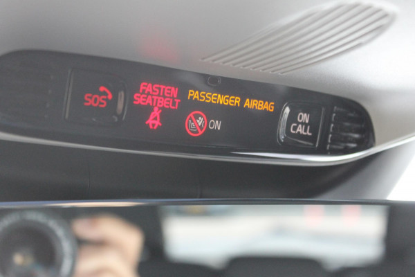 Volvo XC40 T3 163PK automaat Momentum Pro / Climate Control/ Cruise control/ elektrische achterklep/ Bluetooth/ Apple carplay/ Drive mode/ Parkeersensoren met camera/ Navigatie