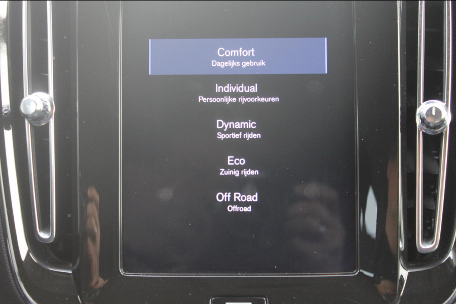 Volvo XC40 T3 163PK automaat Momentum Pro / Climate Control/ Cruise control/ elektrische achterklep/ Bluetooth/ Apple carplay/ Drive mode/ Parkeersensoren met camera/ Navigatie